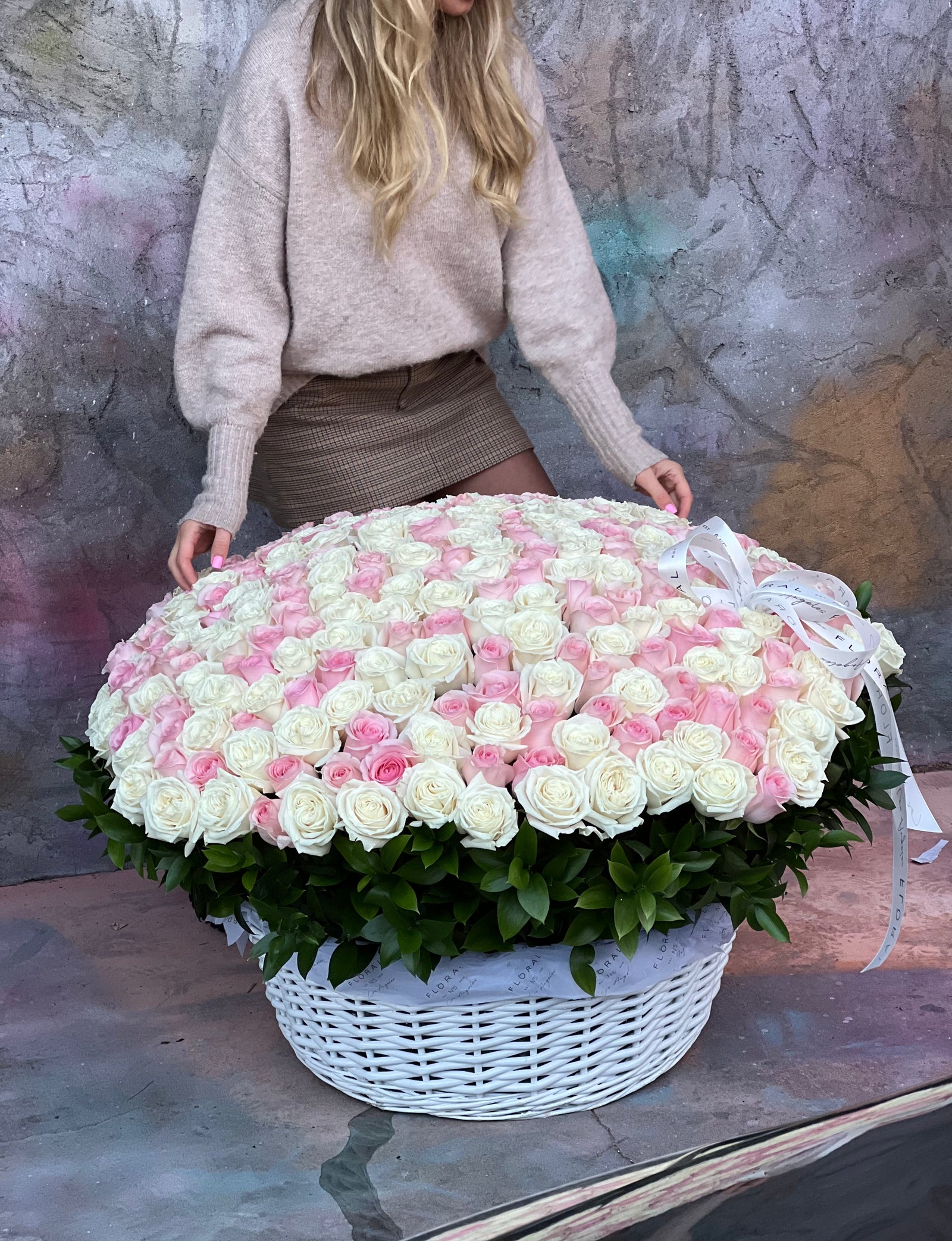 Flower Bouquet «NO.901- HUGE BASKET WITH WHITE AND PINK ROSES» LA