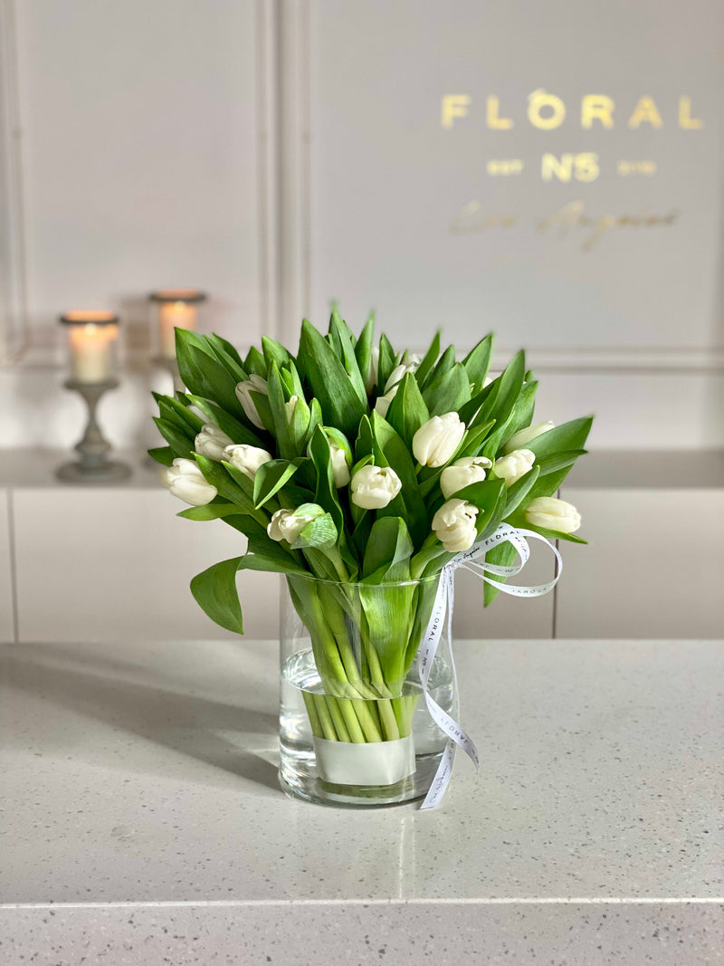 NO.164 - White Tulips in a Glass Vase - order in Flower Shop N5 LA
