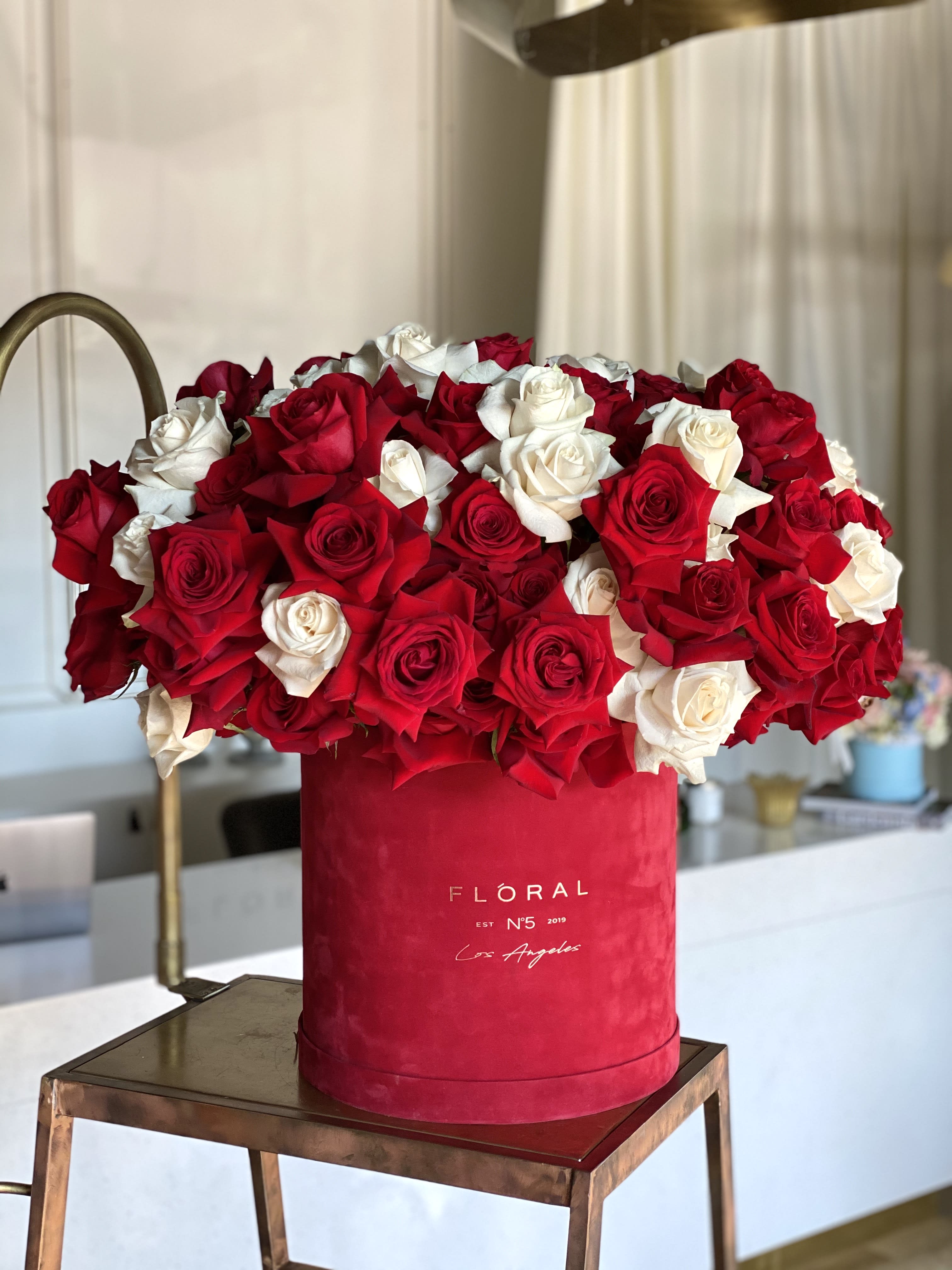 Large Box Roses Floral N5 | NO.119 - GIANT BOX WITH RED & WHITE ROSES